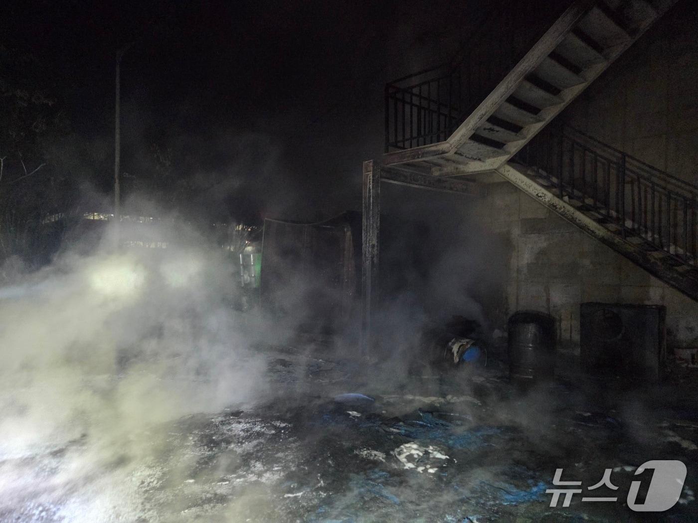 본문 이미지 -  천안 동남 풍세면 공장 화재 현장. &#40;천안동남소방서 제공, 재판매 및 DB 금지&#41; / 뉴스1