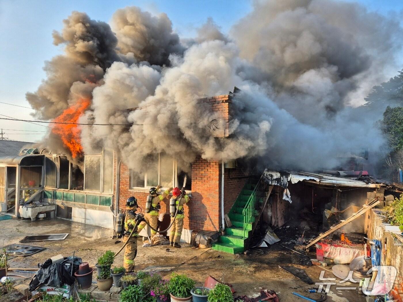 본문 이미지 - 보령 대천동 단독주택 화재 현장. (보령소방서 제공, 재판매 및 DB 금지) / 뉴스1 