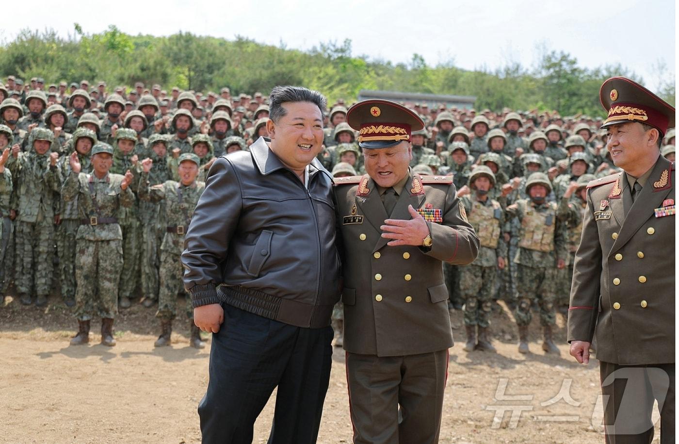 &#40;평양 노동신문=뉴스1&#41; = 북한 노동당 기관지 노동신문은 14일 김정은 당 총비서가 전날인 13일 인민군 훈련일꾼&#40;간부&#41;대회 강습체계 안에서 진행되는 병종별 전술종합훈련을 참관했다고 보도했다. 이날 김 총비서는 &#34;가장 사활적인 임무는 전쟁준비완성＂이라며 현대전에 맞게 훈련제도를 새롭게 정립해야 할 필요성을 강조했다.[국내에서만 사용가능. 재배포 금지. DB 금지. For Use Only in the Republic of Korea. Redistribution Prohibited] rodongphoto@news1.kr