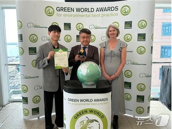 본문 이미지 - 부산시 관계자가 '그린 월드 어워즈' 수상식에서 '을숙도 생태복원 프로젝트'로 금상을 수상한 뒤 기념사진을 찍고 있다.(부산시청 제공. 재판매 및 DB 금지)