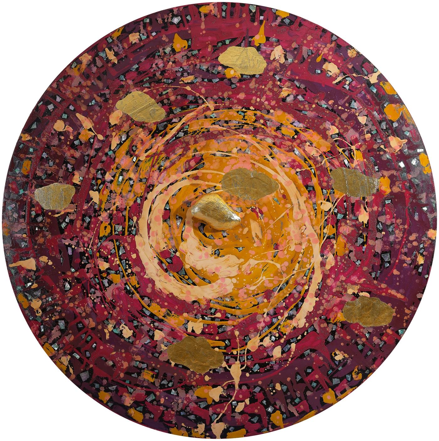 본문 이미지 - 오명희, 에테르 Aether, D130cm, soil powder, hemp cloth, lacquer, pure gold leaf, mother of pearl, 2025 (이화익갤러리 제공)