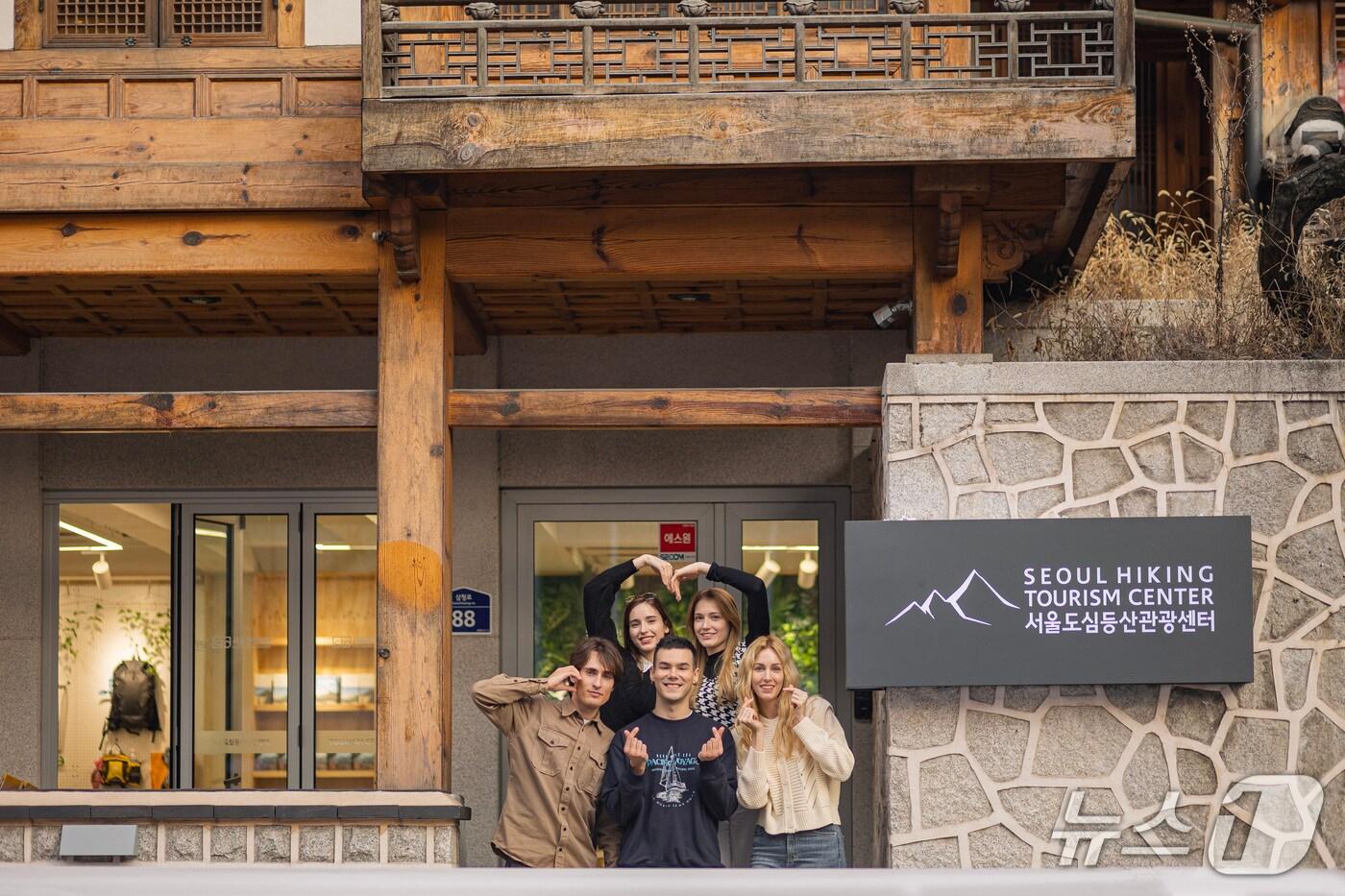본문 이미지 - 외국인 관광객들이 서울 등산관광센터 북악산점에서 포즈를 취하고 있다.(서울관광재단 제공)