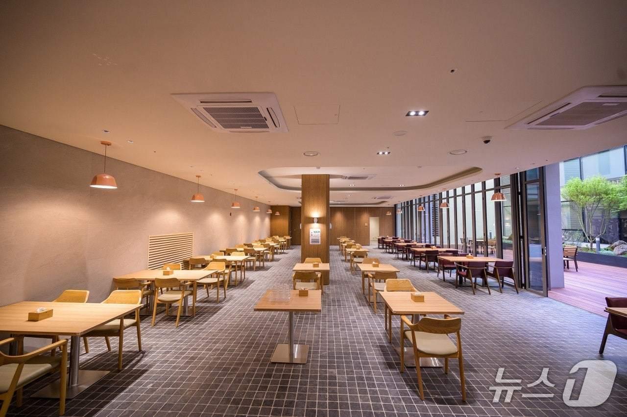 본문 이미지 -  위례 심포니아 내부 식당 (한미글로벌 제공)
