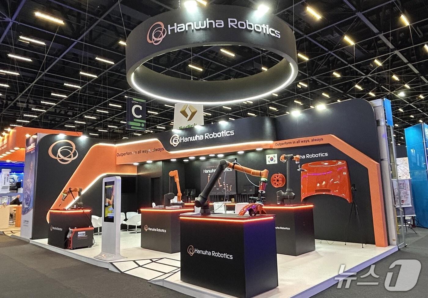 본문 이미지 - 브라질 엑스포마페(EXPOMAFE) 2025에 전시된 한화로보틱스의 협동로봇(한화로보틱스 제공)