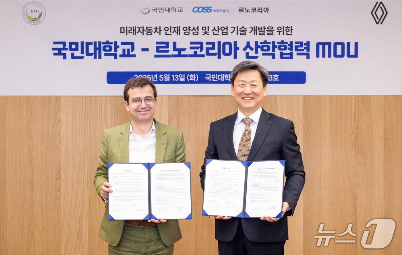 13일 서울 성북구 국민대학교 본부관에서 스테판 드블레즈 르노코리아 사장과 정승렬 국민대학교 총장이 산학협력 강화를 위한 업무협약&#40;MOU&#41;을 체결한 뒤 기념 사진을 촬영했다&#40;르노코리아 제공&#41;. 2025.05.13.