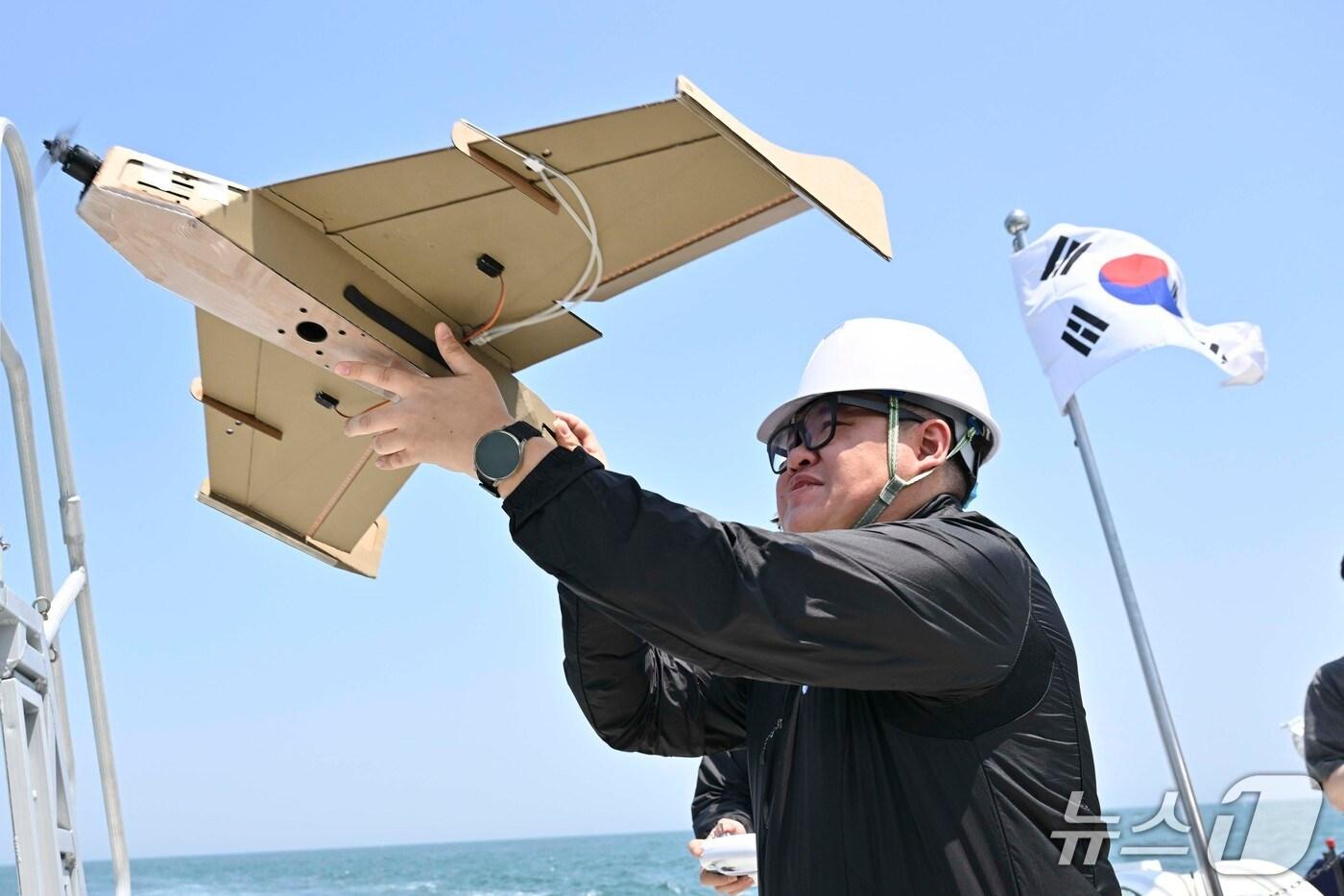 본문 이미지 - 지난12일 울산 일산항 인근 해상에서 진행된 해군 주관 '전평시 상용 무인체계 작전 운용 가능성 검증훈련'에 참가한 드론 운용 민간 요원이 선박해양플랜트연구소 해양누리호 갑판에서 골판지 드론 이륙을 준비하고 있다. (해군 제공)
