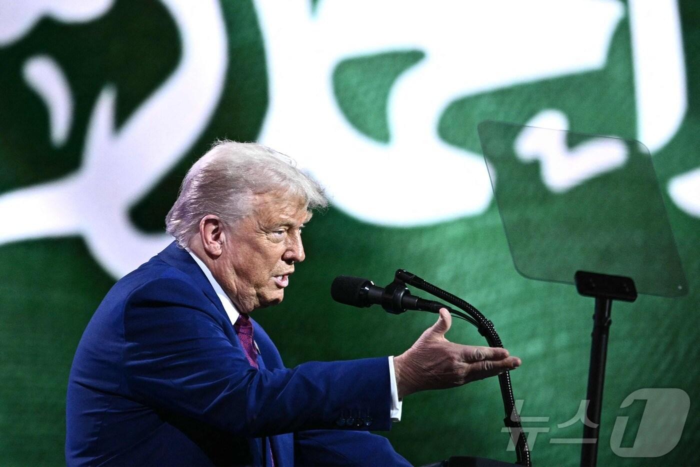 도널드 트럼프 미국 대통령이 13일(현지시간) 중동 순방 중 사우디아라비아 리야드에서 열린 '사우디-미국 투자 포럼'에 참석해 연설하고 있다. 2025.05.14 ⓒ AFP=뉴스1 ⓒ News1 우동명 기자