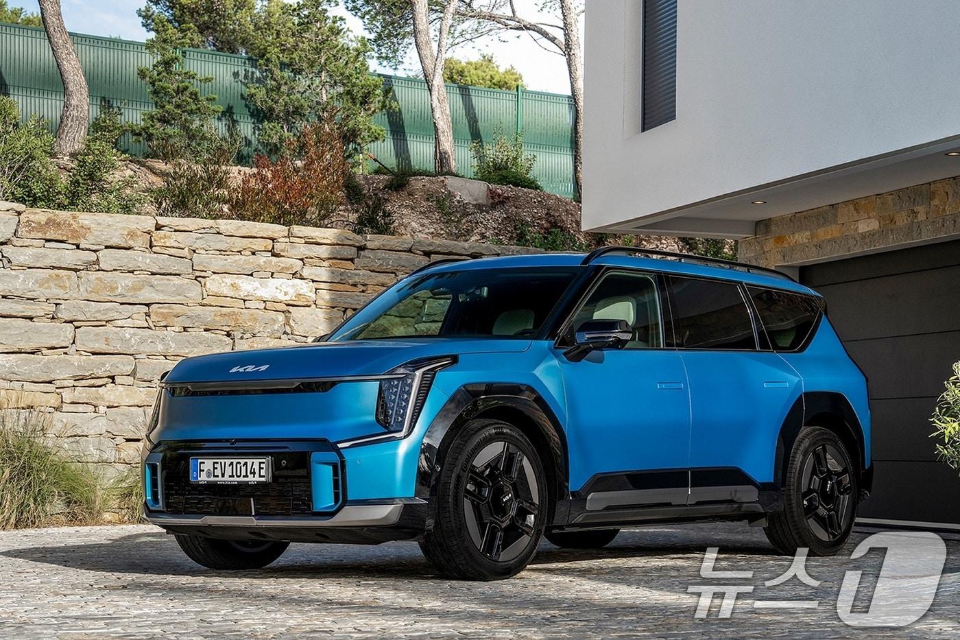 기아 EV9이 독일 유력 자동차 전문 매체 &#39;아우토 빌트&#39;가 최근 실시한 전동화 대형 SUV 비교 평가에서 볼보 EX90를 제치고 우수한 평가를 받았다고 14일 밝혔다. 사진은 기아 EV9. &#40;기아 제공. 재판매 및 DB 금지&#41; 2025.5.14/뉴스1