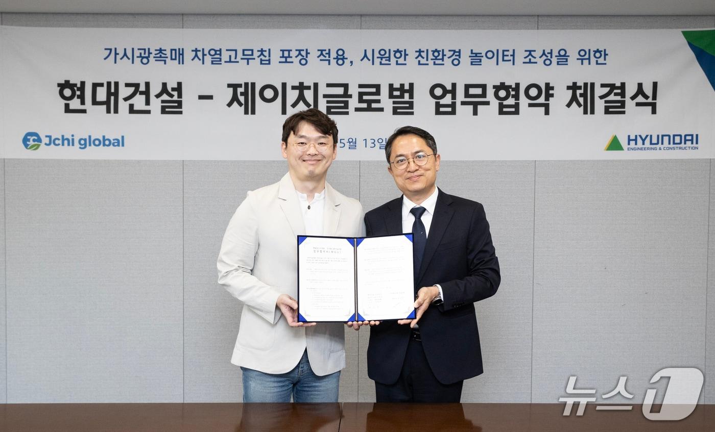 최광호 현대건설 건축주택설계실장(오른쪽)과 오주명 제이치글로벌 대표가 업무협약 체결식을 마치고 기념사진을 촬영하고 있다. (현대건설 제공)