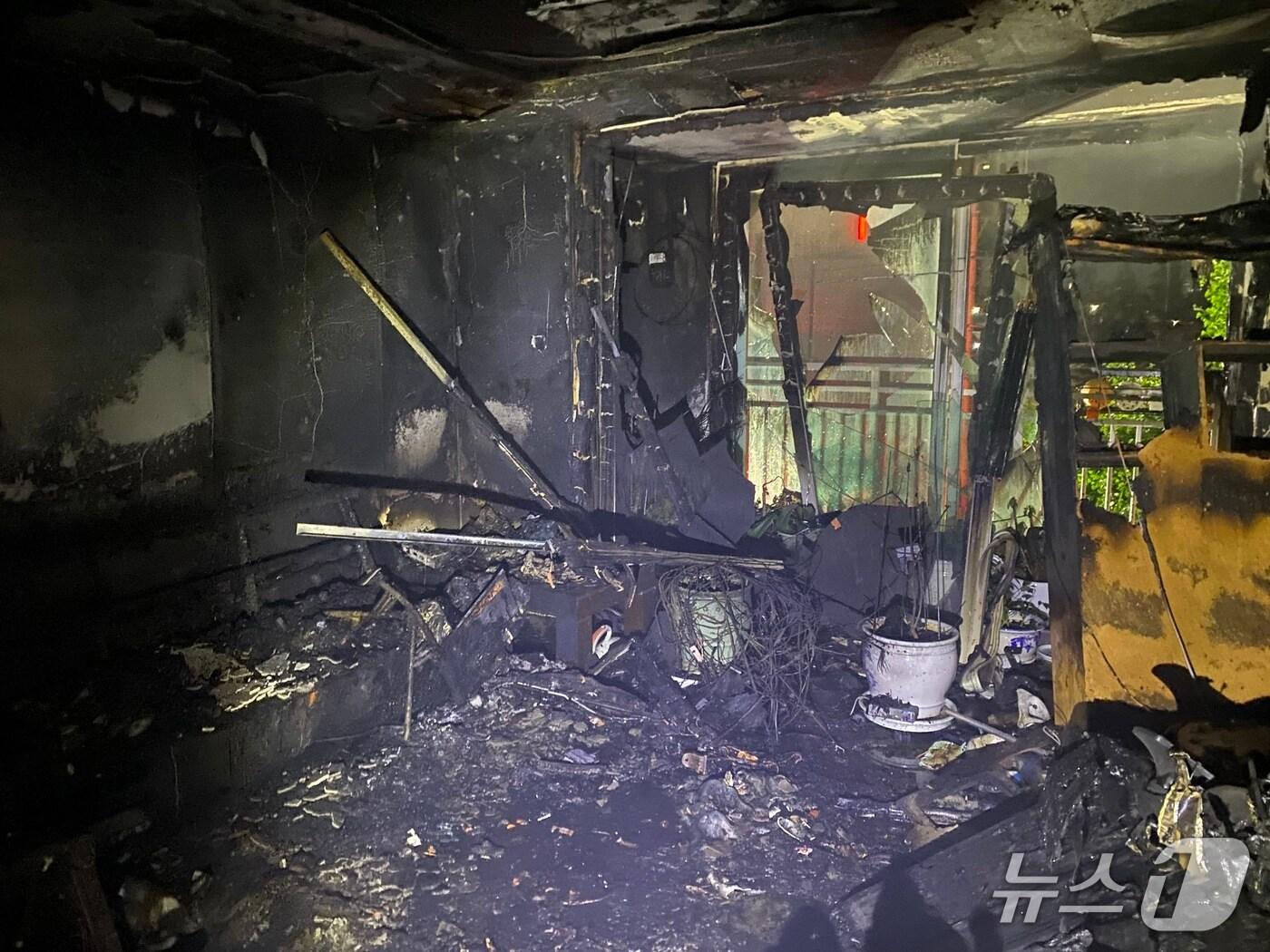 본문 이미지 - 14일 0시 12분께 대전 동구 삼성동의 한 23층 아파트 3층에서 불이 났다.(대전소방본부 제공) /뉴스1 