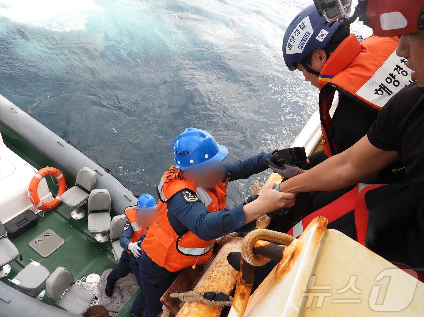 본문 이미지 - 14일 오전 8시16분쯤 제주 모슬포 선적 근해연승어선 887어진호(29톤)의 승선원 8명이 제주해양경찰청 경비함정 5002함으로 옮겨타고 있다. (제주해양경찰청 제공. 재판매 및 DB 금지) 2025.5.14/뉴스1 ⓒ News1 홍수영 기자