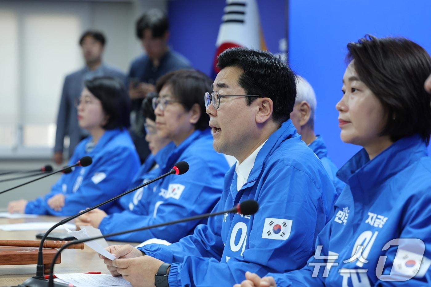 본문 이미지 - 박찬대 더불어민주당 상임총괄선대위원장이 14일 오전 서울 여의도 당사에서 열린 중앙선거대책위원회의에서 모두발언을 하고 있다. 2025.5.14/뉴스1 ⓒ News1 이재명 기자