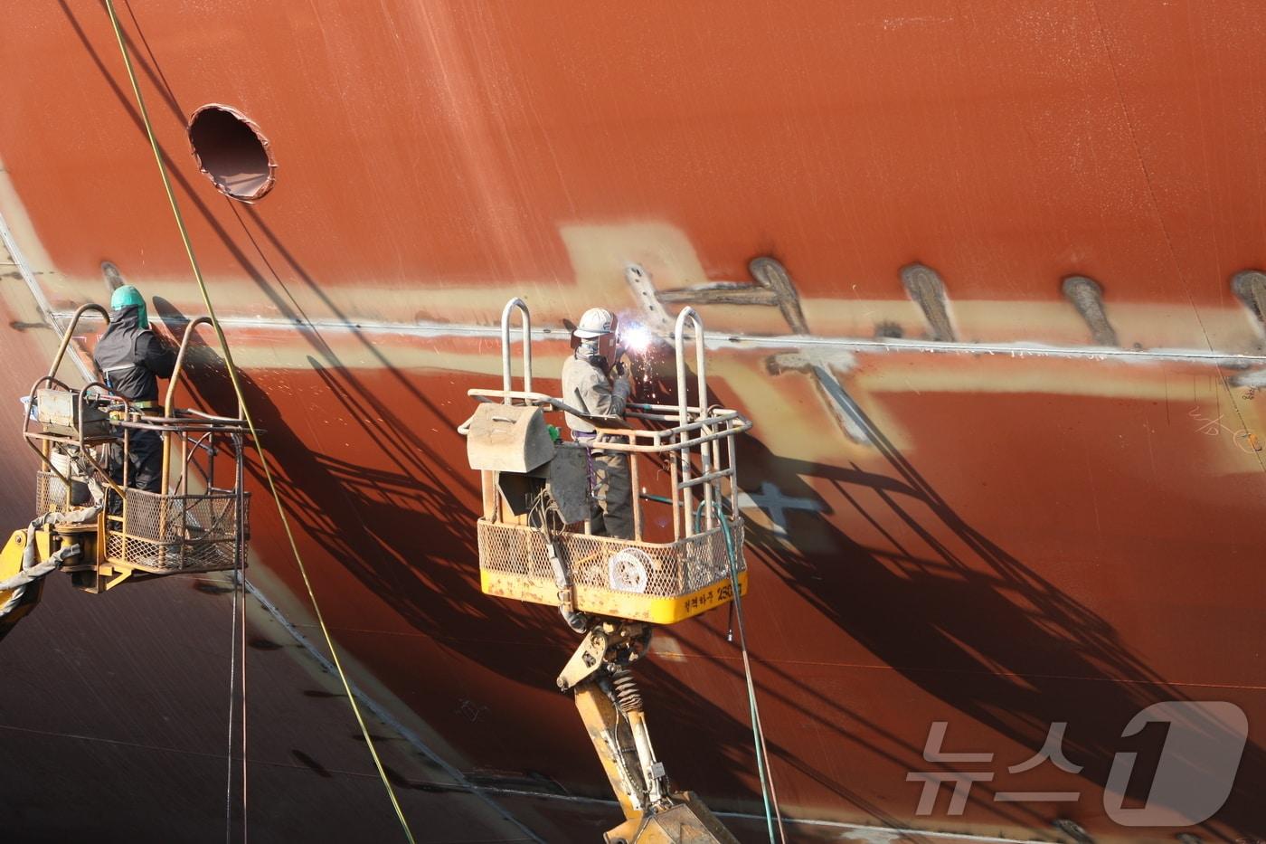조선소 선박용접 (영암군 제공. 재판매 및 DB금지) /뉴스1 