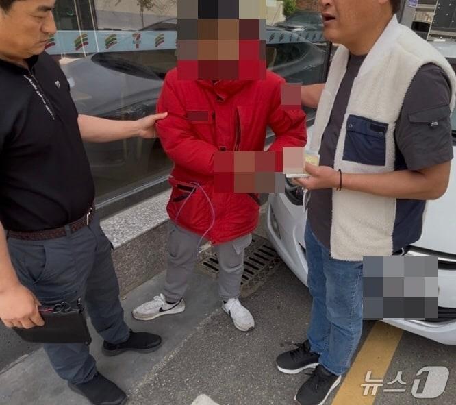 본문 이미지 - 야심한 시간대만 노려 상습적으로 절도행각을 벌인 30대가 경찰에 연행되고 있다.(기장경찰서 제공. 재판매 및 DB 금지)