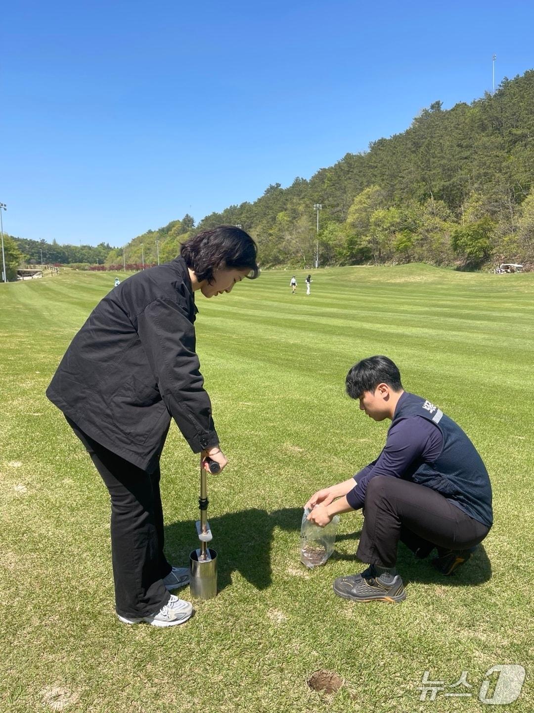 본문 이미지 - 골프장 시료 채취 모습.(전남도 제공. 재판매 및 DB금지) 2025.5.14/뉴스1