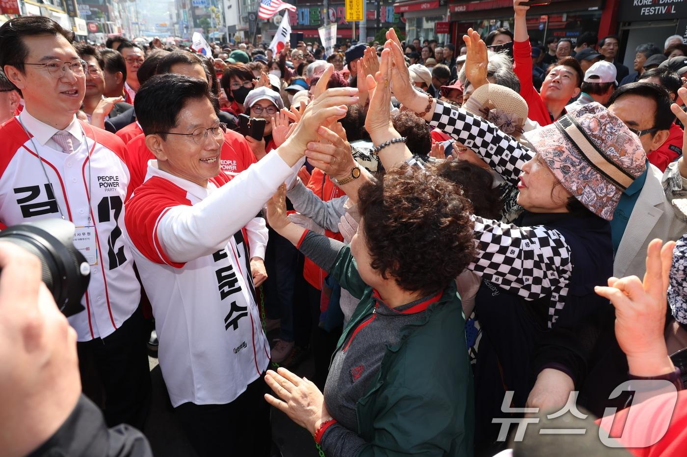 김문수 국민의힘 대통령 후보가 14일 경남 진주중앙시장에서 유세를 하기 전 지지자들과 인사를 하고 있다. (공동취재) 2025.5.14/뉴스1 ⓒ News1 김민지 기자