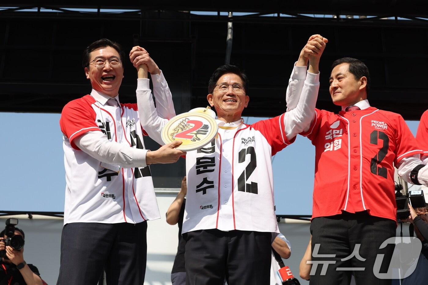 본문 이미지 - 김문수 국민의힘 대통령 후보가 14일 경남 진주 광미사거리 일대에서 유세를 하기 전 강민국 의원으로부터 모형 마패를 받고 있다. (공동취재) 2025.5.14/뉴스1 ⓒ News1 김민지 기자