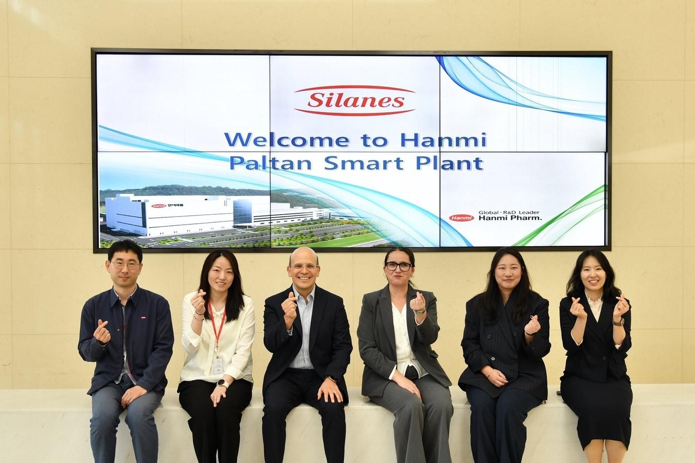 팔탄 스마트플랜트를 방문한 멕시코 파트너사 실라네스. (한미약품 제공)