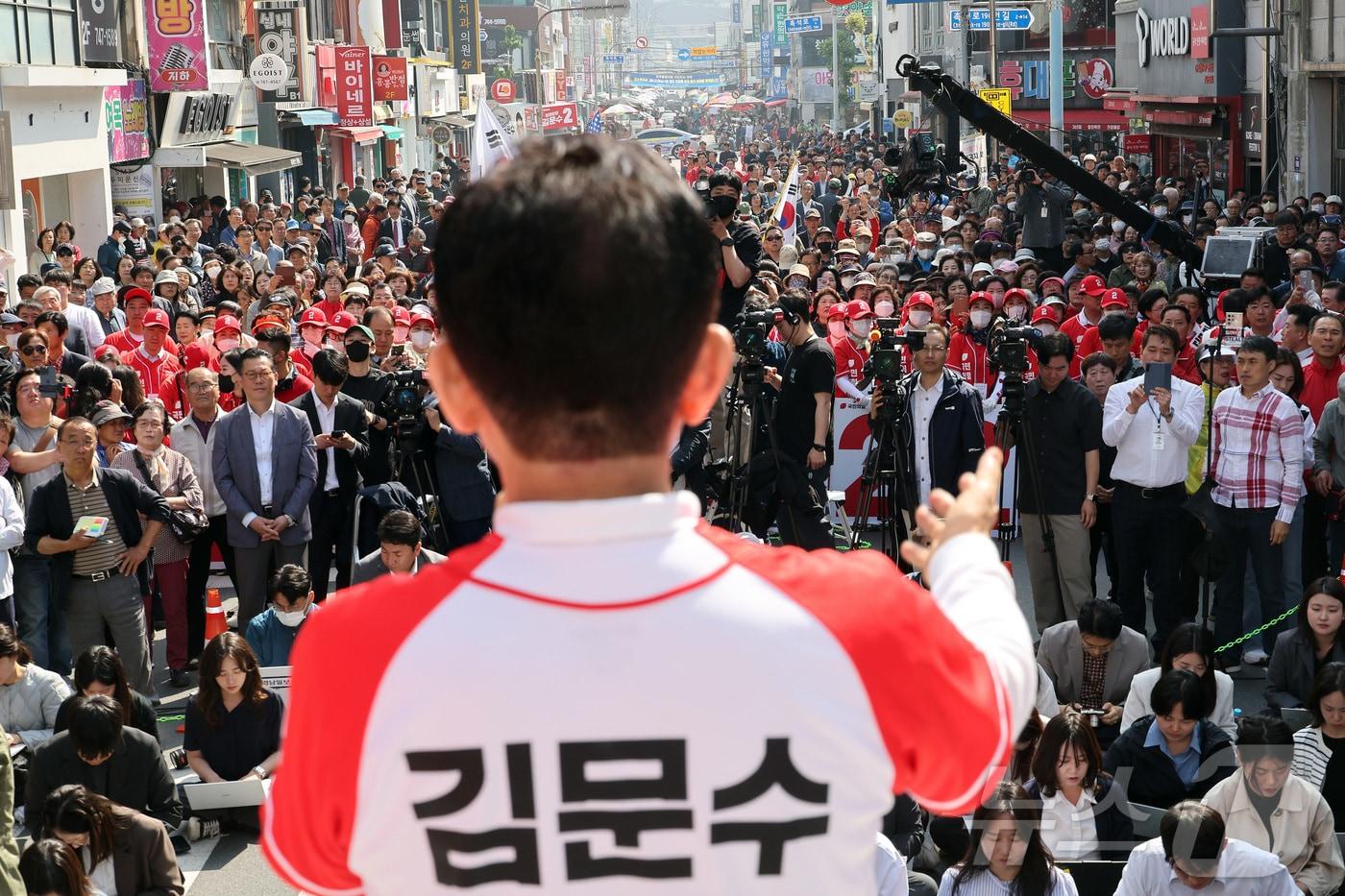 본문 이미지 - 김문수 국민의힘 대통령 후보가 14일 오전 경남 진주시 진주광미사거리 일대에서 유세를 하고 있다. (공동취재) 2025.5.14/뉴스1 ⓒ News1 김민지 기자