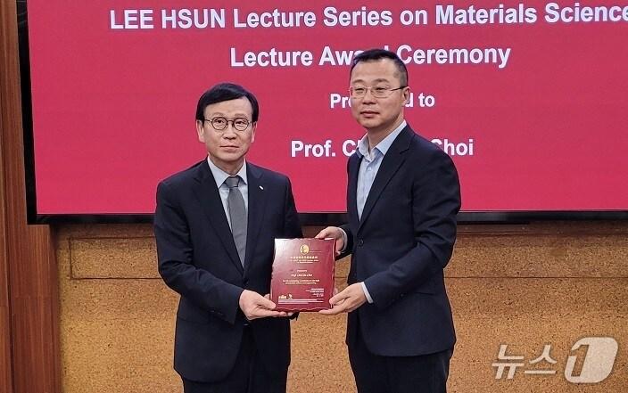 본문 이미지 - 한국재료연구원 최철진 원장(왼쪽)이 13일 중국 선양에 위치한 중국과학원 금속연구소에서 리슌상을 수상한 뒤 기념사진을 촬영하고 있다.(재료연 제공. 재판매 및 DB금지)