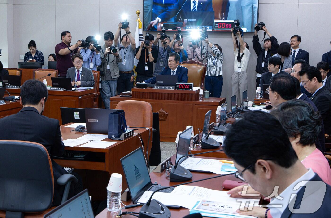 정청래 국회 법제사법위원회 위원장이 14일 오전 서울 여의도 국회에서 열린 법사위 전체회의에서 의사봉을 두드리고 있다. 2025.5.14/뉴스1 ⓒ News1 이재명 기자