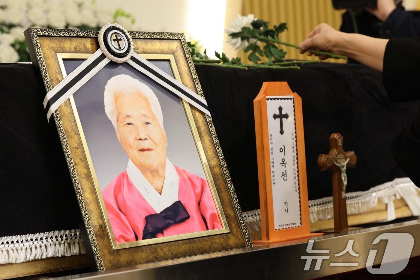 경기 용인시 쉴낙원에서 일본군 위안부 피해자 이옥선 할머니 영결식에서 참가자들이 헌화하고 있다. 이옥선 할머니는 미국과 독일 등 각 나라를 다니며 일본군 위안부 피해 사실을 알리는 활동을 해왔다. 2025.5.14/뉴스1 ⓒ News1 신웅수 기자