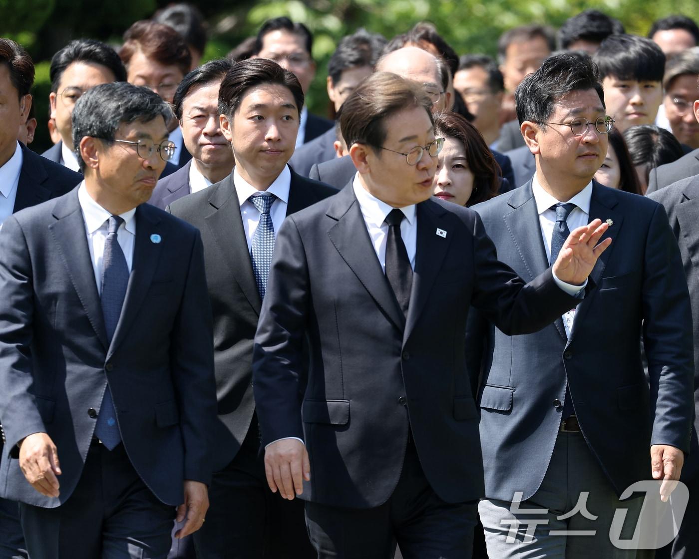 본문 이미지 - 이재명 더불어민주당 대통령 후보가 14일 오전 부산 남구 유엔기념공원을 방문해 참배 장소로 이동하고 있다.(공동취재) 2025.5.14/뉴스1 ⓒ News1 안은나 기자