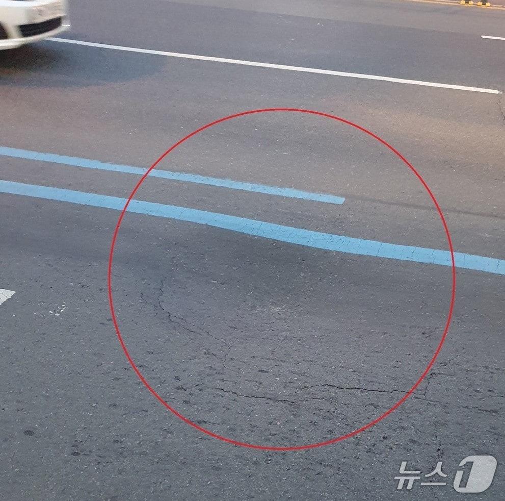 본문 이미지 - 대구 남구 대명동 도시철도 1호선 현충로역 4번 출구 앞 도로 일부가 움푹 들어가는 부분 침하가 발생했다. (대구 남구 제공. 재판매 및 DB 금지)/뉴스1