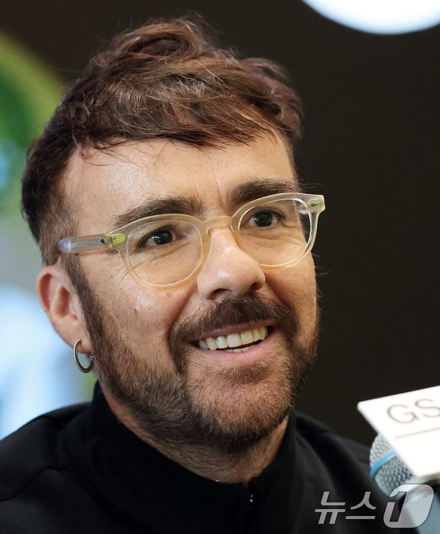 본문 이미지 - 스페인 안무가 겸 연출가 마르코스 모라우가 14일 오전 서울 강남구 GS타워 오픈홀에서 열린 GS아트센터 &#39;예술가들- 마르코스 모라우&#39; 기자간담회에서 작품 소개를 하고 있다. 현재 유럽 공연계에서 가장 주목받는 아티스트로 꼽히는 마르코스 모라우는 &#39;파시오나리아&#39;&#40;5월 16~18일&#41;, &#39;죽음의 무도&#39;&#40;5월 17~18일&#41; 두 작품으로 한국팬들을 만난다. 2025.5.14/뉴스1 ⓒ News1 오대일 기자