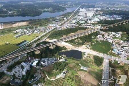 본문 이미지 - 충북선 철도 고속화 사업 충주 도심 구간 지중화가 대선 공약에 반영될지 주목된다. 사진은 고가철도가 설치된 그래픽.(비대위 제공. 재판매 및 DB금지)/뉴스1