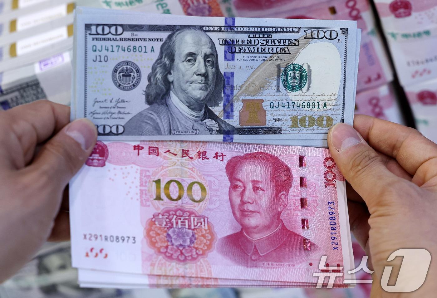 14일 서울 중구 하나은행 위변조대응센터에서 직원이 미국 달러와 위안화를 정리하고 있다.  2025.5.14/뉴스1 ⓒ News1 박지혜 기자