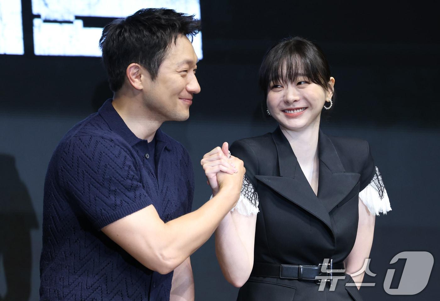 배우 손석구와 김다미(오른쪽)가 14일 서울 종로구 JW 메리어트 동대문 스퀘어 서울에서 열린 디즈니+ 오리지널 시리즈 '나인 퍼즐' 제작발표회에서 포즈를 취하고 있다. '나인 퍼즐'은 10년 전, 미결 사건의 유일한 목격자이자 현직 프로파일러인 '이나'(김다미 분)와 그를 끝까지 용의자로 의심하는 강력팀 형사 '한샘'(손석구 분)이 의문의 퍼즐 조각과 함께 다시 시작된 연쇄살인 사건의 비밀을 파헤치는 추리 스릴러다. 2025.5.14/뉴스1 ⓒ News1 권현진 기자