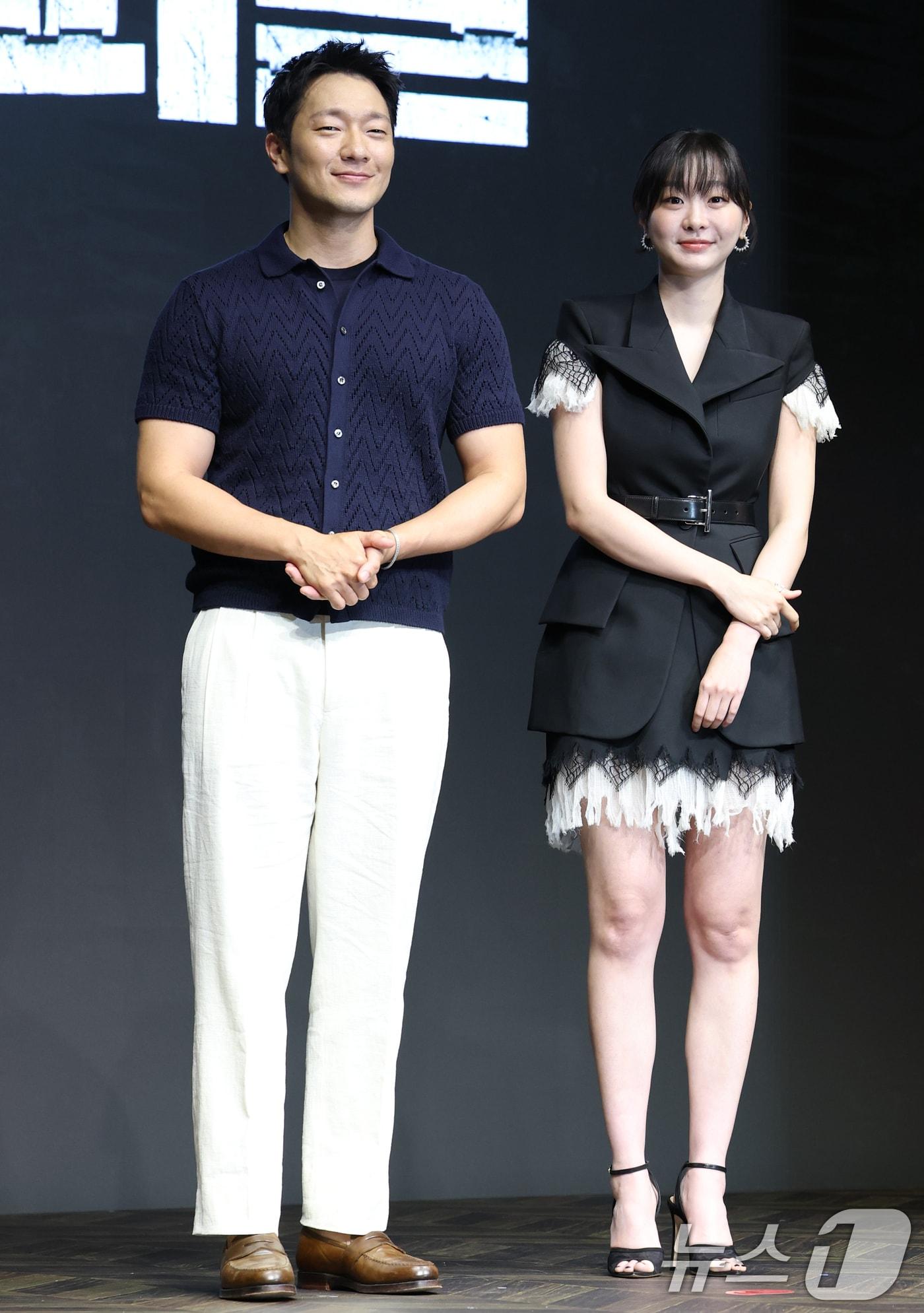 본문 이미지 - 배우 손석구와 김다미(오른쪽)가 14일 서울 종로구 JW 메리어트 동대문 스퀘어 서울에서 열린 디즈니+ 오리지널 시리즈 '나인 퍼즐' 제작발표회에서 포즈를 취하고 있다. '나인 퍼즐'은 10년 전, 미결 사건의 유일한 목격자이자 현직 프로파일러인 '이나'(김다미 분)와 그를 끝까지 용의자로 의심하는 강력팀 형사 '한샘'(손석구 분)이 의문의 퍼즐 조각과 함께 다시 시작된 연쇄살인 사건의 비밀을 파헤치는 추리 스릴러다. 2025.5.14/뉴스1 ⓒ News1 권현진 기자