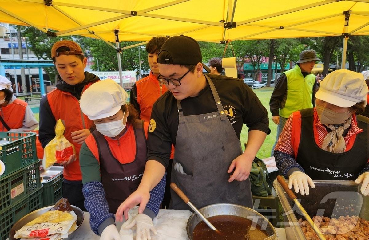 본문 이미지 - 호남대 외식조리학과 학생들이 어르신들과 취약계층을 위해 깐풍기와 짜장면 등 중식을 만들고 있다.&#40;호남대 제공. 재배포 및 DB 금지&#41;