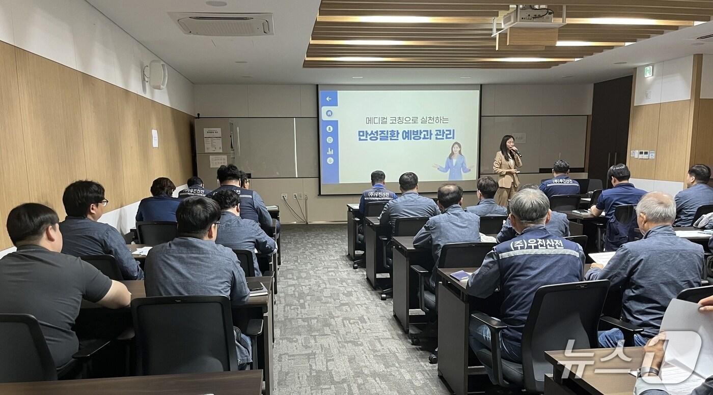 충북 증평군보건소가 바쁜 직장인의 건강증진을 위해 운영하는 &#39;오피스핏, 직장인 건강교실&#39; 프로그램이 호응을 얻고 있다.&#40;증평군 제공&#41;/뉴스1