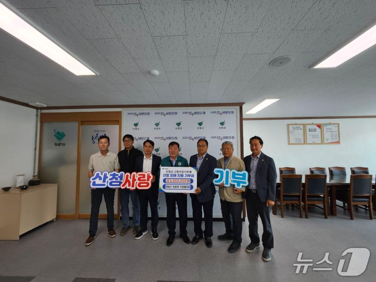 본문 이미지 - 하동 옥종면 이장협의회가 산청군에게 고향사랑기부금을 전달하고 있다.(하동군 제공. 재판매 및 DB금지.)