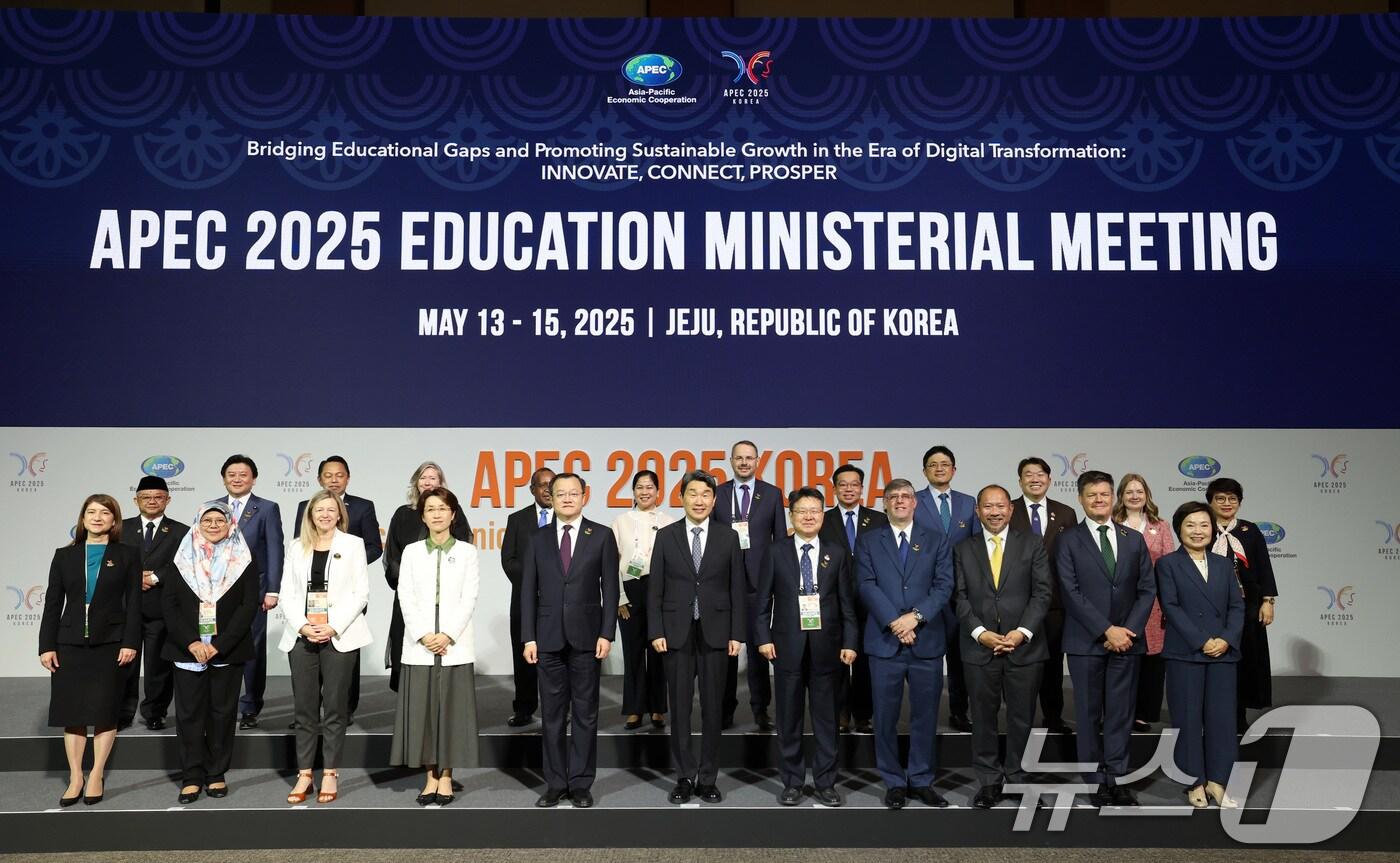 이주호 대통령 권한대행 부총리 겸 교육부 장관이 14일 제주 국제컨벤션센터에서 열린 ‘제7차 아시아태평양경제협력체 교육장관회의’ 총회 개회식에서 기념촬영을 하고 있다. (교육부 제공, 재판매 및 DB 금지) 2025.5.14/뉴스1 ⓒ News1 임세영 기자