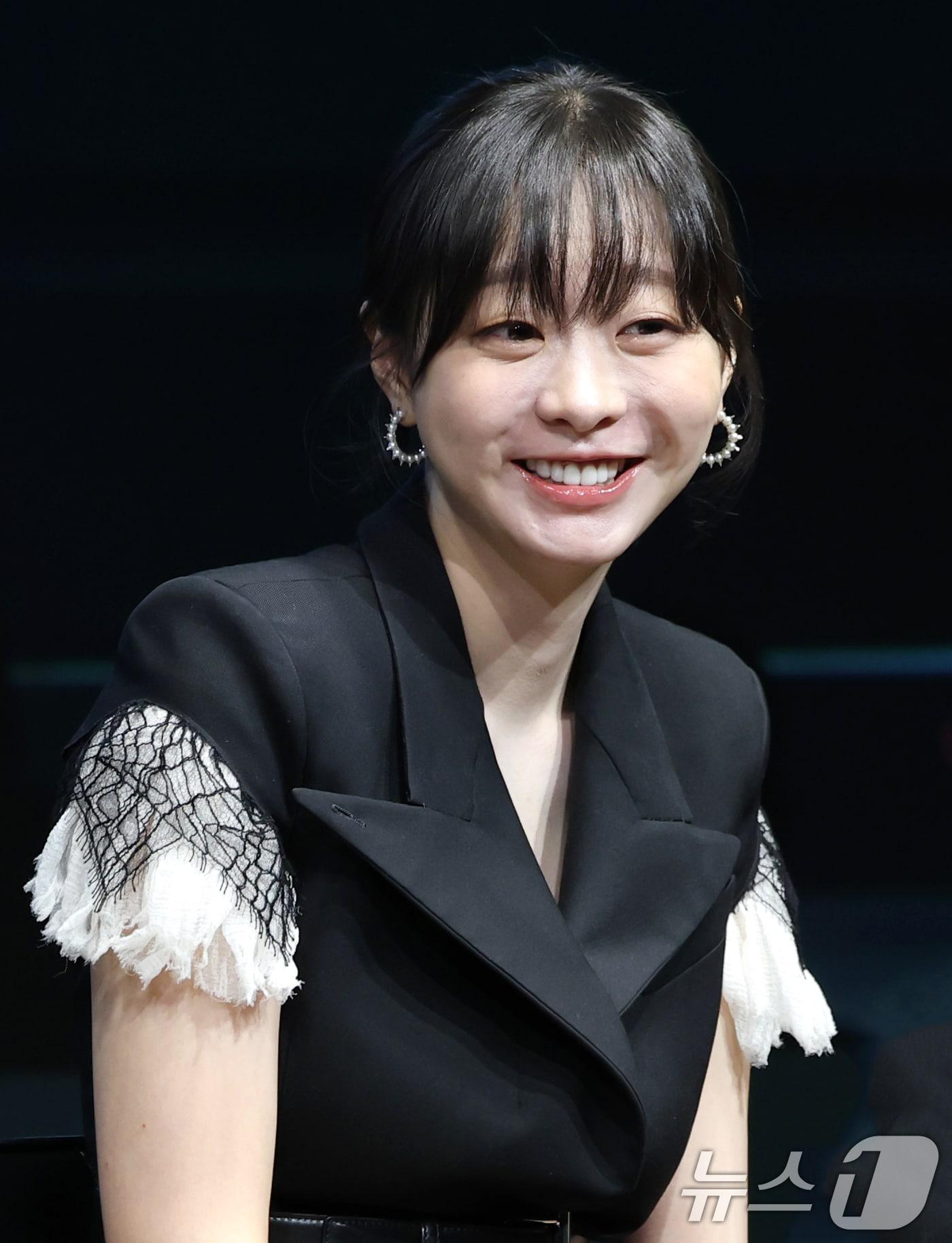 본문 이미지 - 배우 김다미가 14일 서울 종로구 JW 메리어트 동대문 스퀘어 서울에서 열린 디즈니+ 오리지널 시리즈 '나인 퍼즐' 제작발표회에서 미소를 짓고 있다. '나인 퍼즐'은 10년 전, 미결 사건의 유일한 목격자이자 현직 프로파일러인 '이나'(김다미 분)와 그를 끝까지 용의자로 의심하는 강력팀 형사 '한샘'(손석구 분)이 의문의 퍼즐 조각과 함께 다시 시작된 연쇄살인 사건의 비밀을 파헤치는 추리 스릴러다. 2025.5.14/뉴스1 ⓒ News1 권현진 기자