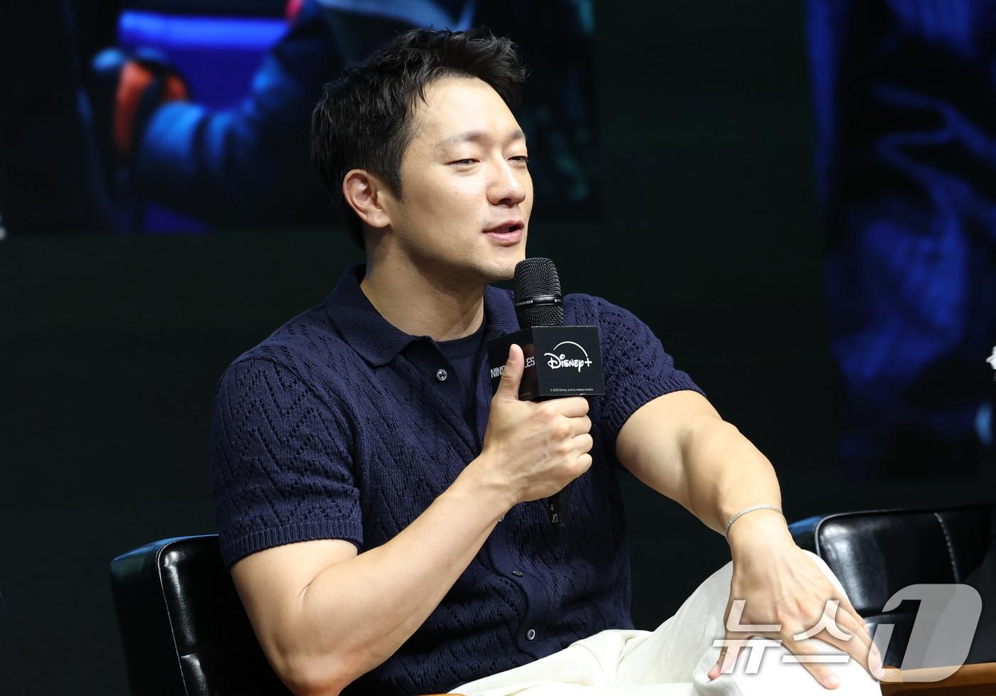 본문 이미지 - 배우 손석구가 14일 서울 종로구 JW 메리어트 동대문 스퀘어 서울에서 열린 디즈니+ 오리지널 시리즈 '나인 퍼즐' 제작발표회에서 인사말을 하고 있다. '나인 퍼즐'은 10년 전, 미결 사건의 유일한 목격자이자 현직 프로파일러인 '이나'(김다미 분)와 그를 끝까지 용의자로 의심하는 강력팀 형사 '한샘'(손석구 분)이 의문의 퍼즐 조각과 함께 다시 시작된 연쇄살인 사건의 비밀을 파헤치는 추리 스릴러다. 2025.5.14/뉴스1 ⓒ News1 권현진 기자