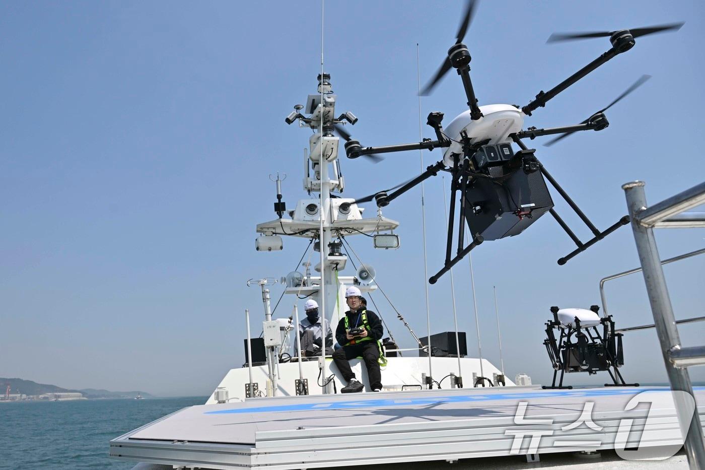멀티콥터 드론이 선박해양플랜트연구소 해양누리호에서 이륙하는 모습. 기사 내용과 무관한 사진. &#40;해군 제공. 재판매 및 DB 금지&#41; 2025.5.14/뉴스1