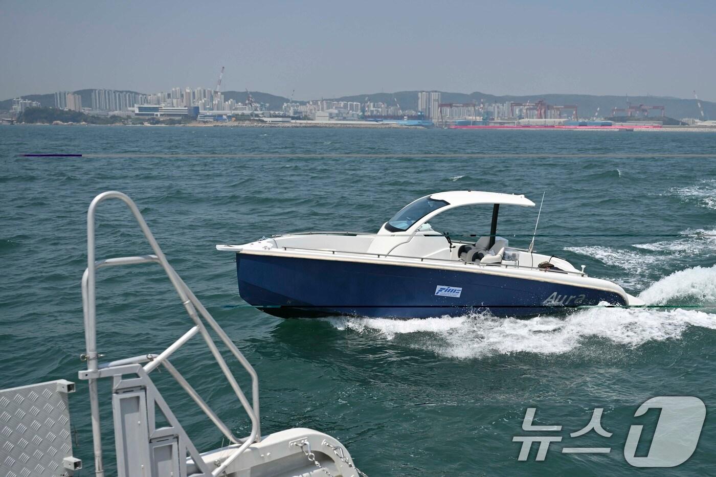 해상표적 정찰·감시 및 공격 임무를 맡은 소형 무인수상정(AURA)이 충돌 공격을 하기 위해 기동하고 있다. (해군 제공. 재판매 및 DB 금지) 2025.5.14/뉴스1