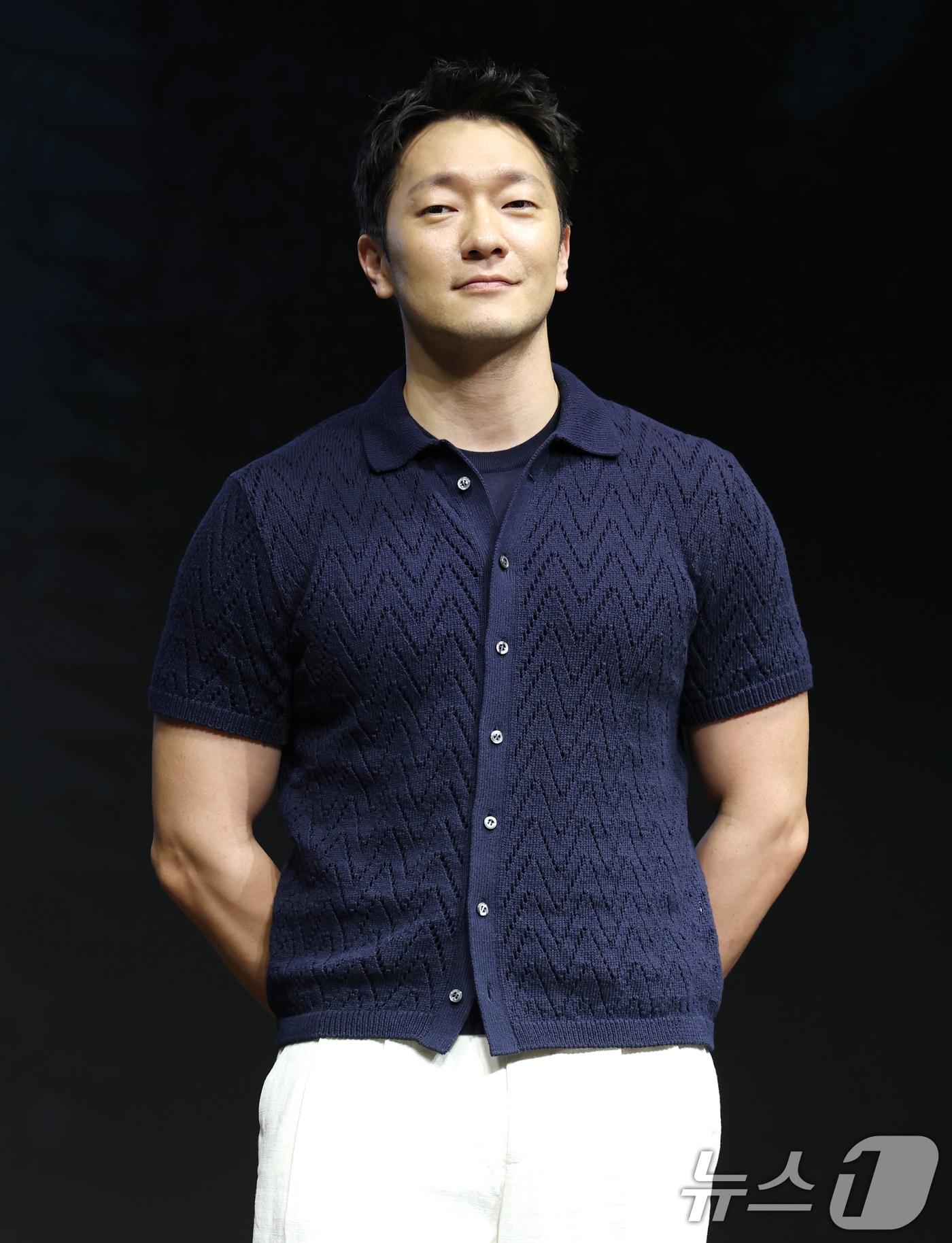 본문 이미지 - 배우 손석구가 14일 서울 종로구 JW 메리어트 동대문 스퀘어 서울에서 열린 디즈니+ 오리지널 시리즈 '나인 퍼즐' 제작발표회에서 포즈를 취하고 있다. '나인 퍼즐'은 10년 전, 미결 사건의 유일한 목격자이자 현직 프로파일러인 '이나'(김다미 분)와 그를 끝까지 용의자로 의심하는 강력팀 형사 '한샘'(손석구 분)이 의문의 퍼즐 조각과 함께 다시 시작된 연쇄살인 사건의 비밀을 파헤치는 추리 스릴러다. ⓒ News1 권현진 기자