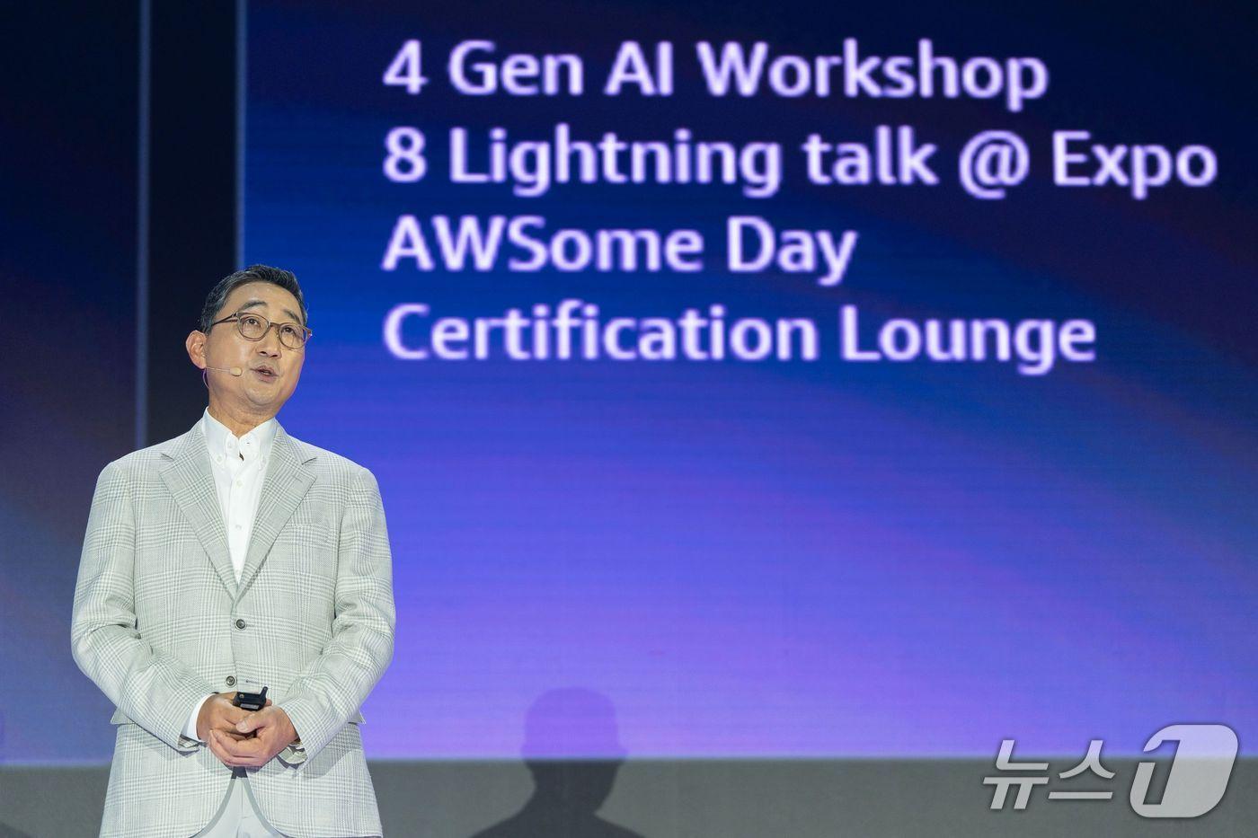 함기호 AWS 코리아 대표가 AWS 서밋 서울 2025에서 기조연설하고 있다.&#40;AWS코리아 제공&#41;