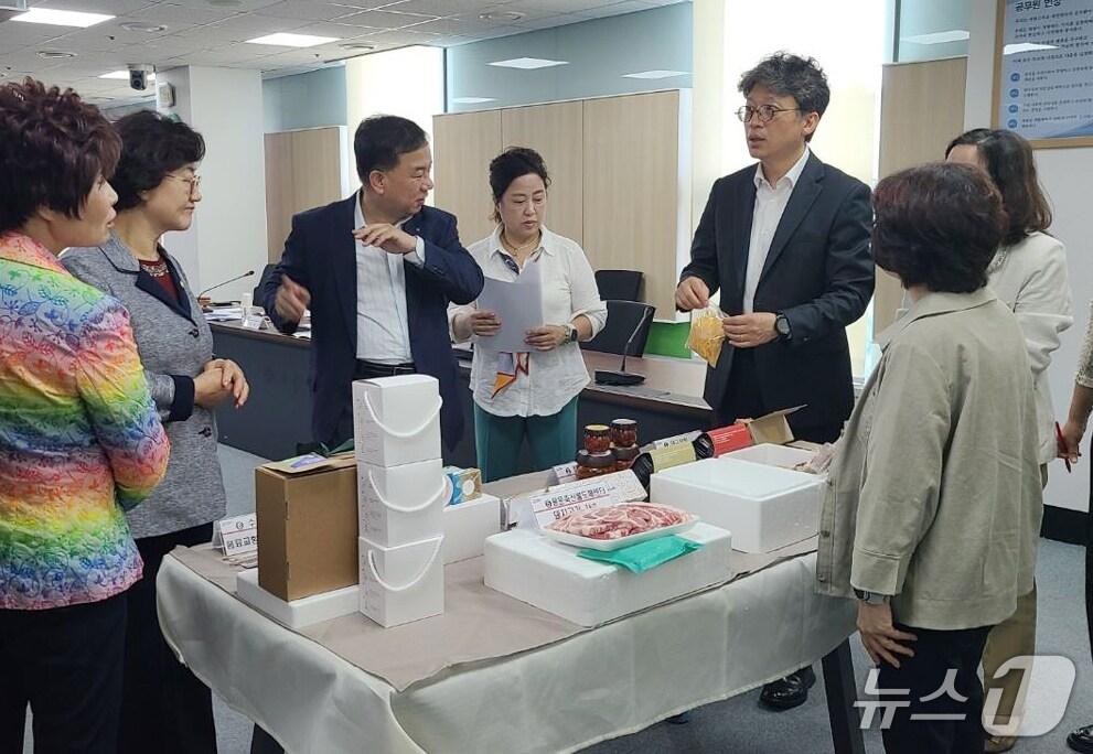 본문 이미지 - 향사랑기부제 답례품 선정위원회 위원들이 답례품 검토하고 있다. )(대전동구 제공.재판매 및 DB금지)2025.5.14/뉴스1