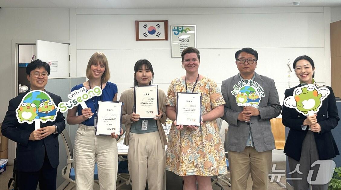 본문 이미지 - 대구 수성구 파견 외국 지방공무원 초청 연수 프로그램(K2H) 해외교류공무원들이 수성 글로벌프렌즈 위촉장 수여 후 기념촬영을 하고 있다. (대구 수성구 제공.재판매 및 DB 금지)