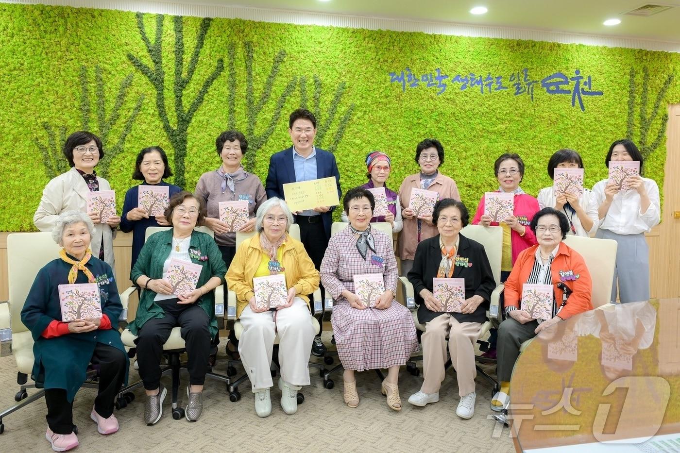 본문 이미지 - 전남 순천시는 13일 시청에서 순천소녀시대 할머니들의 두번째 책 출간을 기념해 단체 기념사진을 찍고 있다.(순천시 제공. 재판매 및 DB 금지)