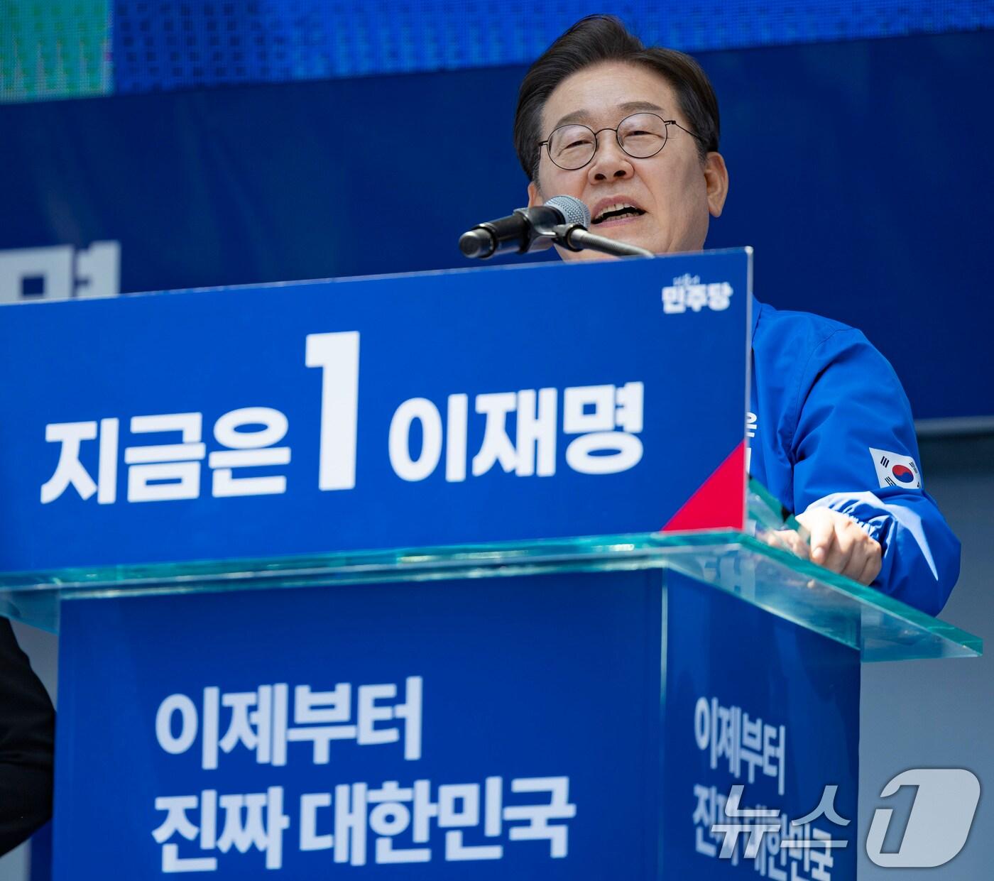 본문 이미지 - 이재명 더불어민주당 대통령 후보가 민주당 험지로 꼽히는 부산·경남(PK) 지역 유세에 나선 14일 부산 부산진구 서면을 찾아 지지를 호소하고 있다. (공동취재) 2025.5.14/뉴스1 ⓒ News1 안은나 기자