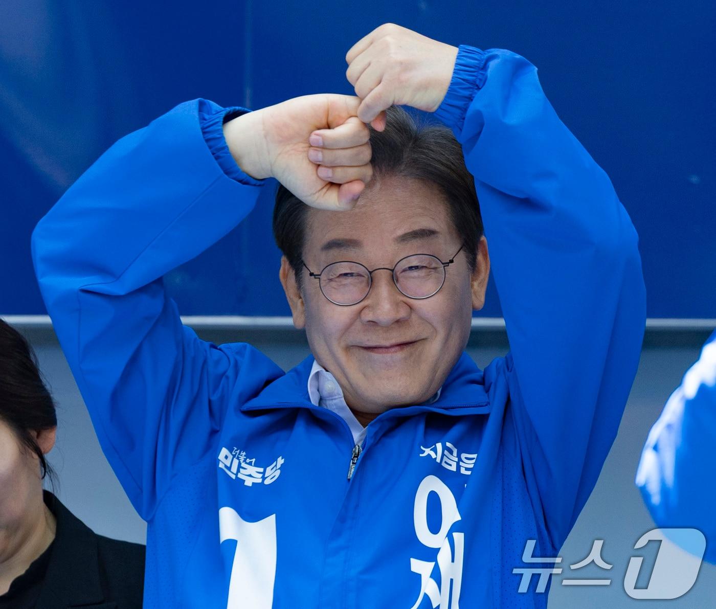 본문 이미지 - 이재명 더불어민주당 대통령 후보가 민주당 험지로 꼽히는 부산·경남(PK) 지역 유세에 나선 14일 부산 부산진구 서면을 찾아 새끼손가락을 걸고 있다. (공동취재) 2025.5.14/뉴스1 ⓒ News1 안은나 기자