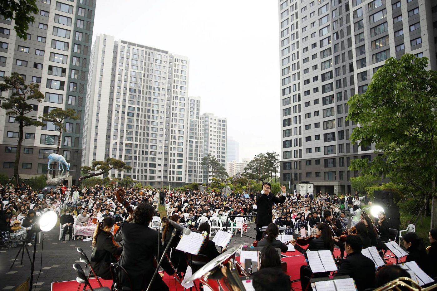 본문 이미지 - 대우건설 수원 푸르지오 가든 음악회 모습.(대우건설 제공)