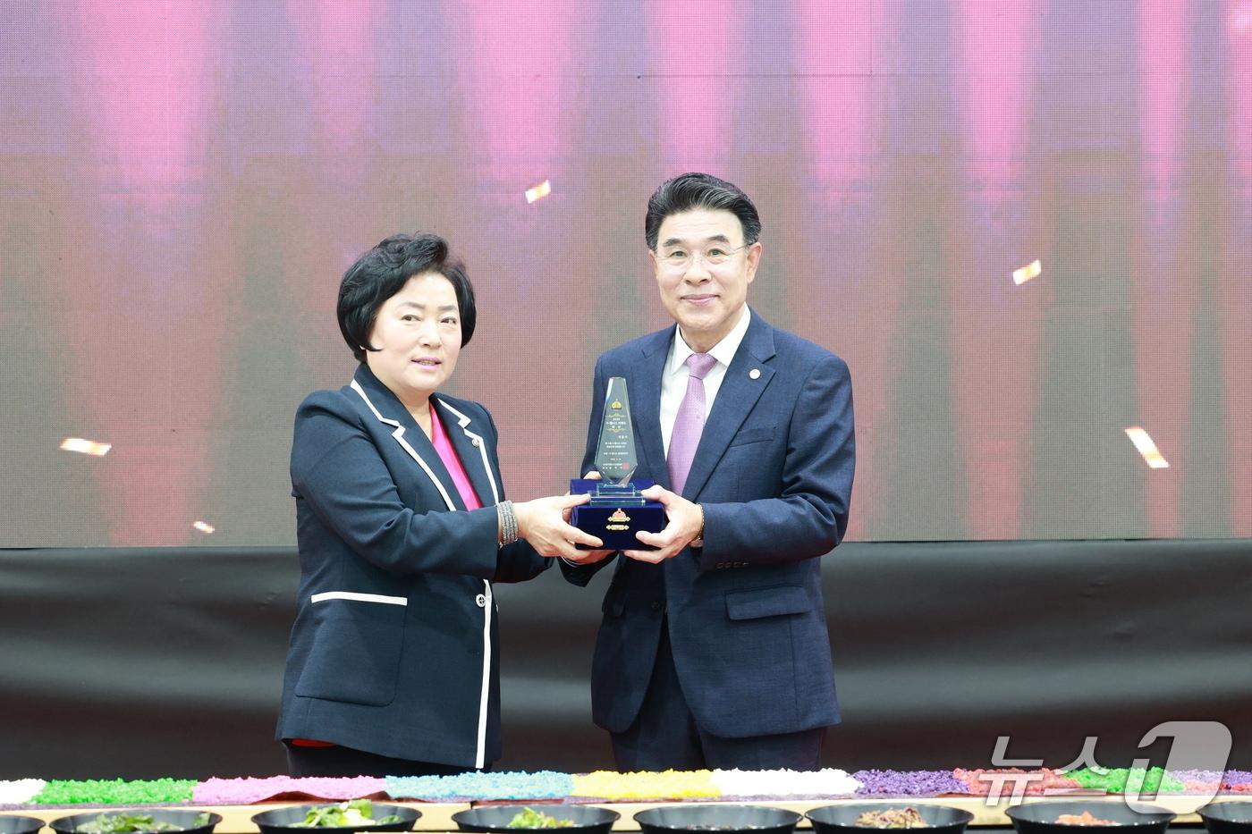 본문 이미지 - 왼쪽부터 김미자 웰니스산업협회장, 이응우 시장(계룡시 제공.재판매 및 DB금지)/뉴스1